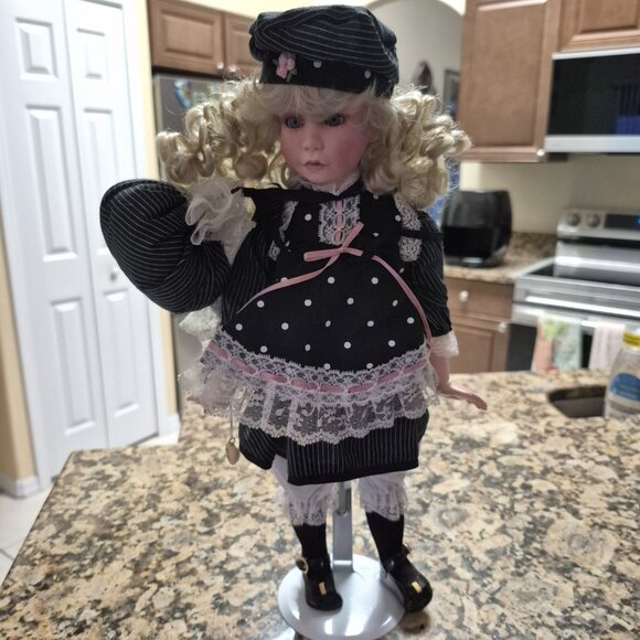 KATE DOLL  COTTAGE COLLECTABLE  BY GANZ - Picture 1 of 3